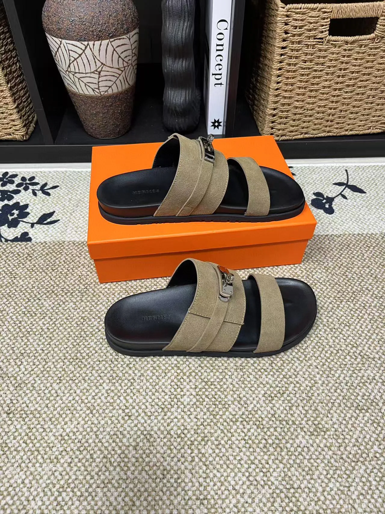 Factory price: 340💰Long-term availability Hermes men's Kazimir slippers for couples - top quality, Hermès woven calfskin functional sandals. The interwoven upper inspired by the "H" iconic pattern creates a casual look, which can be said to be a good companion for summer. Imported cowhide + cowhide lining + TU men's shoes💰Outsole Size: 35-46